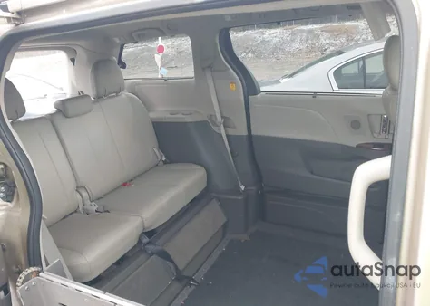 2012 Toyota Sienna Xle V6 8 Passenger z USA, uszkodzony, nr VIN 5TDYK3DC9CS221195